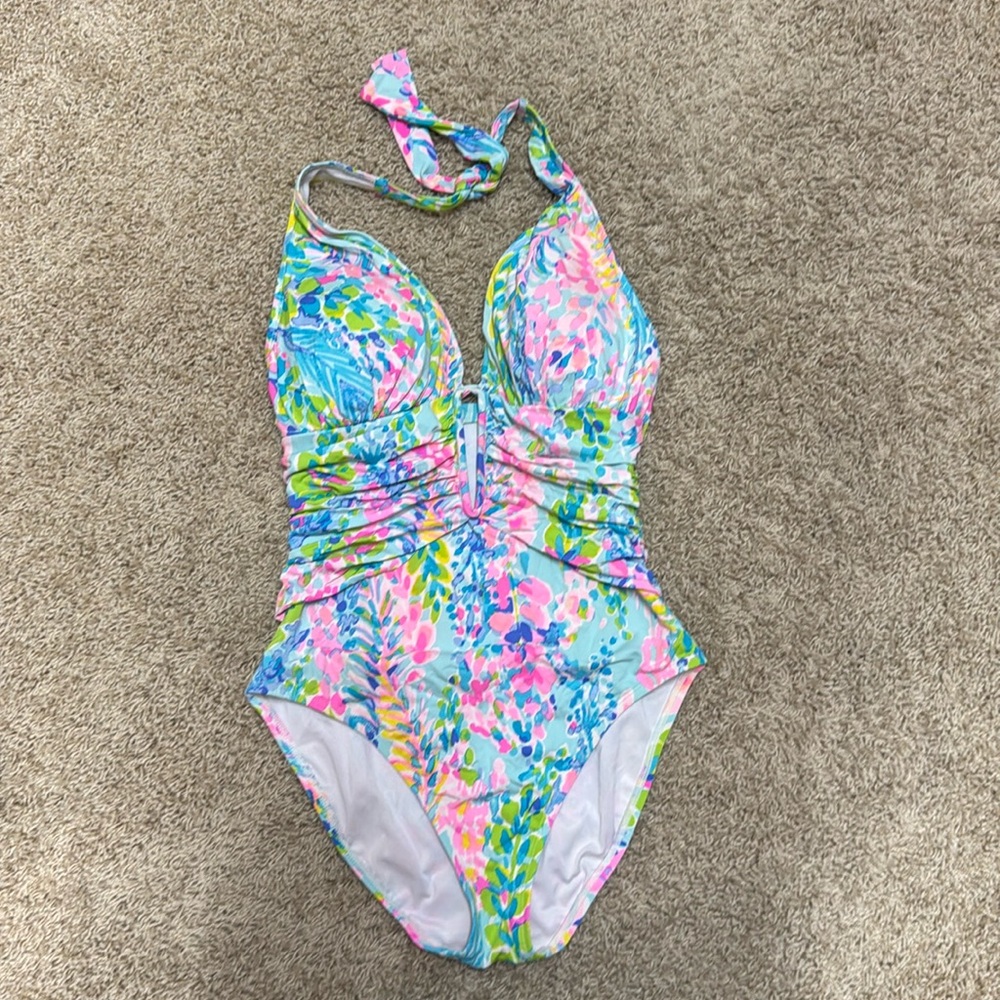 Lilly Pulitzer Women’s Swim
Size 6
Halter top